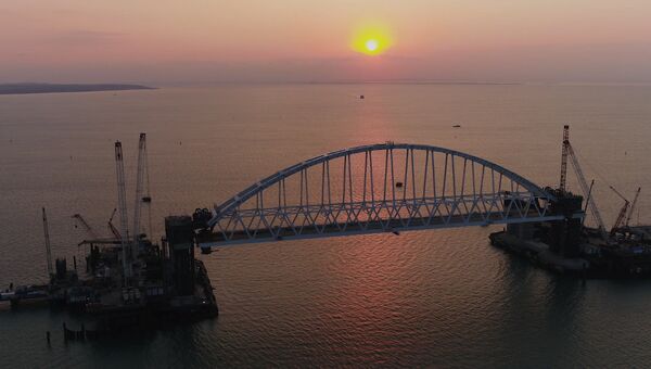 Строители подняли железнодорожную арку Крымского моста на фарватерные опоры Строители подняли железнодорожную арку Крымского моста на фарватерные опоры