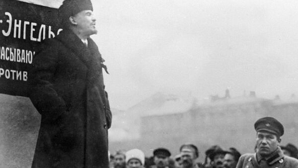 Владимир Ильич Ленин на открытии временного памятника Карлу Марксу и Фридриху Энгельсу на площади Революции в Москве Владимир Ильич Ленин на открытии временного памятника Карлу Марксу и Фридриху Энгельсу на площади Революции в Москве