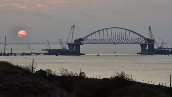 Железнодорожная арка строящегося моста через Керченский пролив, поднятая до проектной высоты. Архивное фото Железнодорожная арка строящегося моста через Керченский пролив, поднятая до проектной высоты. Архивное фото