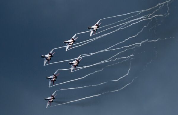 Выступление пилотажной группы ВКС России Стрижи на международном военно-техническом форуме Армия-2017 Выступление пилотажной группы ВКС России Стрижи на международном военно-техническом форуме Армия-2017