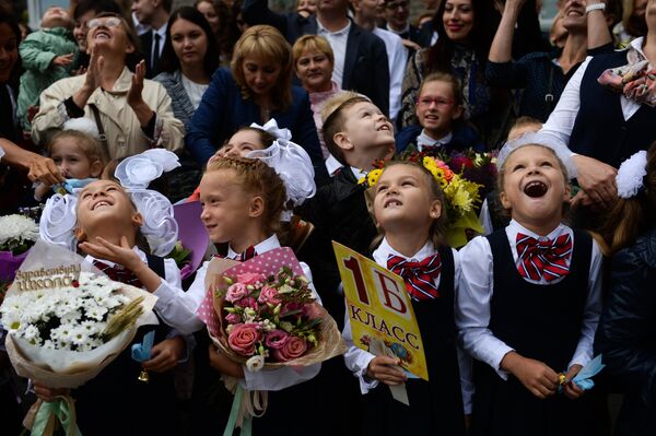 Ученики первых классов гимназии №1 города Новосибирска во время торжественной линейки посвященной Дню знаний Ученики первых классов гимназии №1 города Новосибирска во время торжественной линейки посвященной Дню знаний