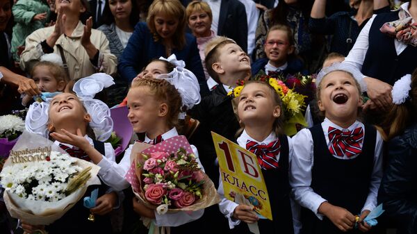 Ученики первых классов во время торжественной линейки посвященной Дню знаний Ученики первых классов во время торжественной линейки посвященной Дню знаний