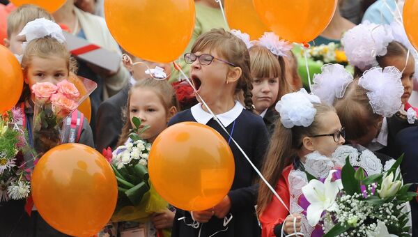 Ученики образовательного центра №2 в Челябинске во время торжественной линейки, посвященной Дню знаний (образовательный центр впервые принимает первоклассников на новый учебный год) Ученики образовательного центра №2 в Челябинске во время торжественной линейки, посвященной Дню знаний (образовательный центр впервые принимает первоклассников на новый учебный год)