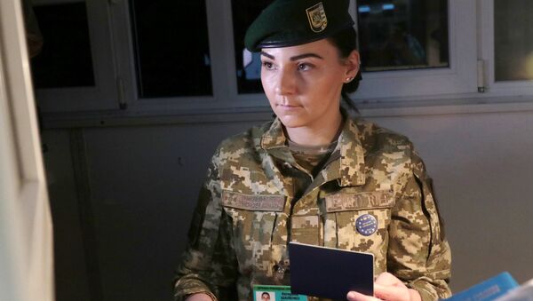 Сотрудница пограничной службы Украины. Архивное фото Сотрудница пограничной службы Украины. Архивное фото