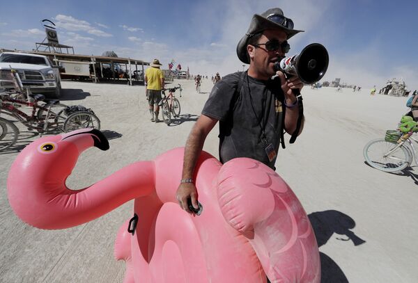 Участник фестиваля Burning Man в Неваде Участник фестиваля Burning Man в Неваде