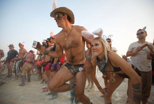 Участники фестиваля Burning Man в Неваде Участники фестиваля Burning Man в Неваде