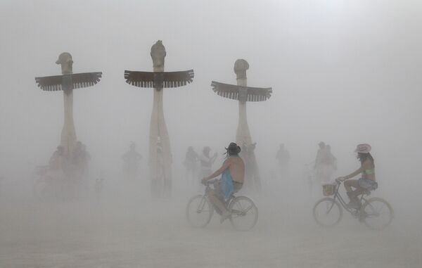 Участники фестиваля Burning Man в Неваде Участники фестиваля Burning Man в Неваде