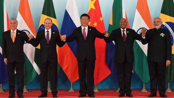 Президент РФ Владимир Путин во время совместного фотографирования лидеров БРИКС. 4 сентября 2017 Президент РФ Владимир Путин во время совместного фотографирования лидеров БРИКС. 4 сентября 2017