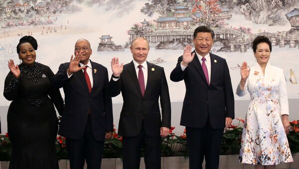 Президент РФ Владимир Путин во время совместного фотографирования лидеров БРИКС и глав делегаций приглашенных государств с супругами. 4 сентября 2017 Президент РФ Владимир Путин во время совместного фотографирования лидеров БРИКС и глав делегаций приглашенных государств с супругами. 4 сентября 2017