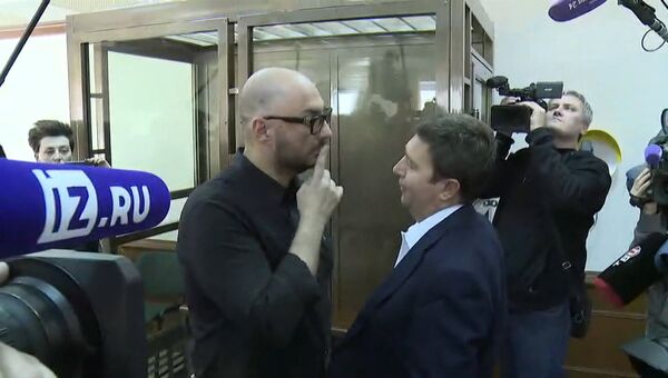 Серебренников в зале суда жестом попросил адвоката молчать из-за микрофонов СМИ Серебренников в зале суда жестом попросил адвоката молчать из-за микрофонов СМИ