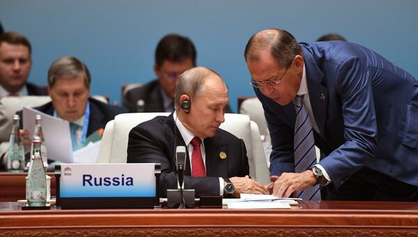 Президент РФ Владимир Путин и министр иностранных дел РФ Сергей Лавров на саммите лидеров БРИКС. День второй Президент РФ Владимир Путин и министр иностранных дел РФ Сергей Лавров на саммите лидеров БРИКС. День второй