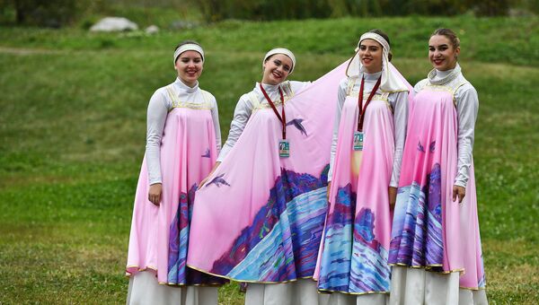 Участники праздничного шествия, посвященного открытию выставки Улица Дальнего Востока на набережной бухты Аякс в рамках ВЭФ-2017 во Владивостоке Участники праздничного шествия, посвященного открытию выставки Улица Дальнего Востока на набережной бухты Аякс в рамках ВЭФ-2017 во Владивостоке