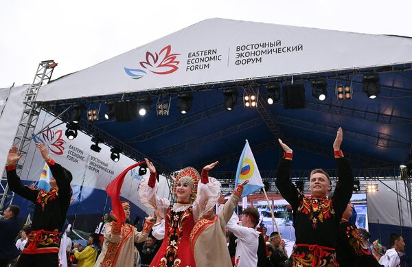 Участники праздничного шествия, посвященного открытию выставки Улица Дальнего Востока на набережной бухты Аякс в рамках ВЭФ-2017 во Владивостоке Участники праздничного шествия, посвященного открытию выставки Улица Дальнего Востока на набережной бухты Аякс в рамках ВЭФ-2017 во Владивостоке