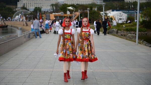 На открытии выставки Улица Дальнего Востока на набережной бухты Аякс в рамках Восточного экономического форума во Владивостоке На открытии выставки Улица Дальнего Востока на набережной бухты Аякс в рамках Восточного экономического форума во Владивостоке