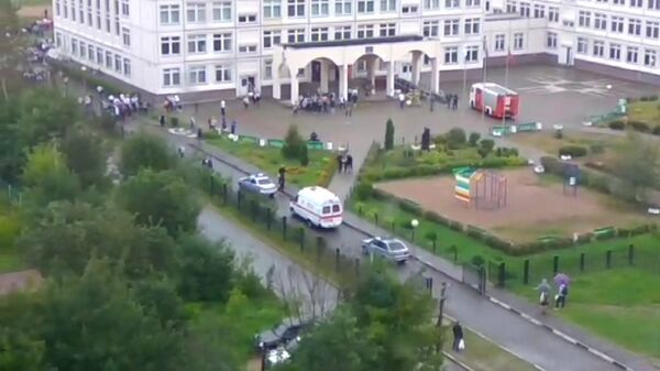 Полицейские вывели из школы в Ивантеевке устроившего стрельбу ученика Полицейские вывели из школы в Ивантеевке устроившего стрельбу ученика