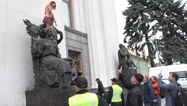 Активистка FEMEN звонком колокольчика поздравила Раду с открытием сессии Активистка FEMEN звонком колокольчика поздравила Раду с открытием сессии