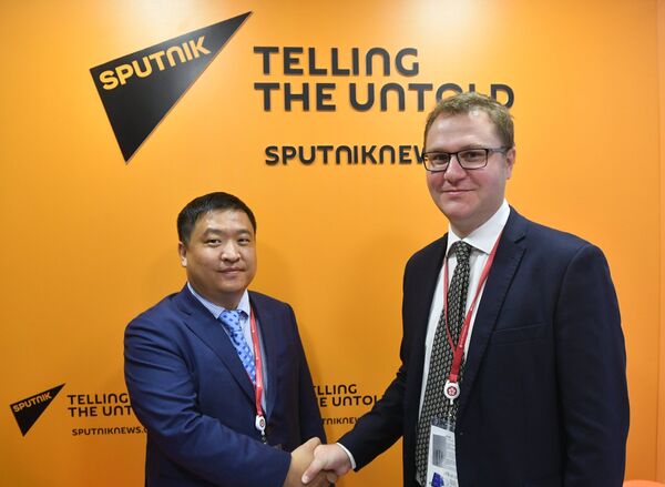 Заместитель главного редактора Информационного агентства и радио Sputnik Олег Осипов и руководитель российского представительства компании Alibaba Culture Communication Сянцянь Ци во Владивостоке. 6 сентября 2017 Заместитель главного редактора Информационного агентства и радио Sputnik Олег Осипов и руководитель российского представительства компании Alibaba Culture Communication Сянцянь Ци во Владивостоке. 6 сентября 2017