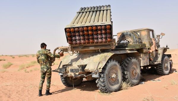 Сирийский военный в окрестностях Дейр-эз-Зора Сирийский военный в окрестностях Дейр-эз-Зора