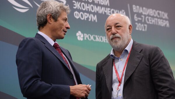 Председатель совета директоров ООО Группа компаний Русагро Вадим Мошкович и президент Фонда развития Центра разработки и коммерциализации новых технологий (Сколково) Виктор Вексельберг Председатель совета директоров ООО Группа компаний Русагро Вадим Мошкович и президент Фонда развития Центра разработки и коммерциализации новых технологий (Сколково) Виктор Вексельберг