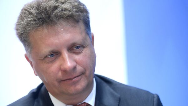 Министр транспорта РФ Максим Соколов во время интервью у стенда МИА Россия сегодня на Восточном экономическом форуме. 7 сентября 2017 Министр транспорта РФ Максим Соколов во время интервью у стенда МИА Россия сегодня на Восточном экономическом форуме. 7 сентября 2017