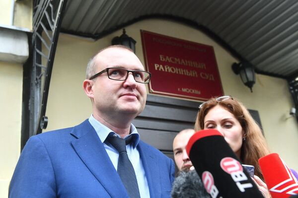 Адвокат Виктор Запрудский общается с журналистами у Басманного суда города Москвы, где рассматривалось ходатайство следствия об аресте ивантеевского стрелка. 7 сентября 2017 Адвокат Виктор Запрудский общается с журналистами у Басманного суда города Москвы, где рассматривалось ходатайство следствия об аресте ивантеевского стрелка. 7 сентября 2017
