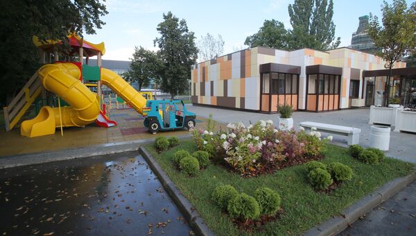 Детская площадка типового дома, предназначенного для переселения по программе реновации, в шоу-руме на ВДНХ в Москве Детская площадка типового дома, предназначенного для переселения по программе реновации, в шоу-руме на ВДНХ в Москве