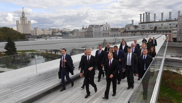 Президент РФ Владимир Путин во время посещения ландшафтного парка Зарядье в Москве. 9 сентября 2017 Президент РФ Владимир Путин во время посещения ландшафтного парка Зарядье в Москве. 9 сентября 2017