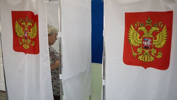 Избиратель в единый день голосования на избирательном участке в Южно-Сахалинске. 10 сентября 2017 Избиратель в единый день голосования на избирательном участке в Южно-Сахалинске. 10 сентября 2017