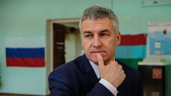 Временно исполняющий обязанности главы Республики Карелия Артур Парфенчиков на избирательном участке в единый день голосования. 10 сентября 2017 Временно исполняющий обязанности главы Республики Карелия Артур Парфенчиков на избирательном участке в единый день голосования. 10 сентября 2017