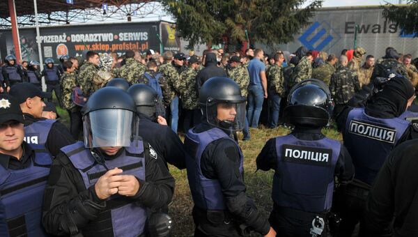 Сотрудники полиции у пункта пропуска Краковец на украинско-польской границе. 10 сентября 2017 Сотрудники полиции у пункта пропуска Краковец на украинско-польской границе. 10 сентября 2017