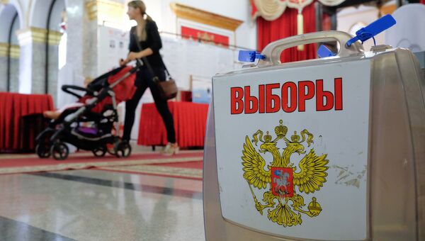 Переносная урна для голосования на дому на избирательном участке во время единого дня голосования. 10 сентября 2017 Переносная урна для голосования на дому на избирательном участке во время единого дня голосования. 10 сентября 2017