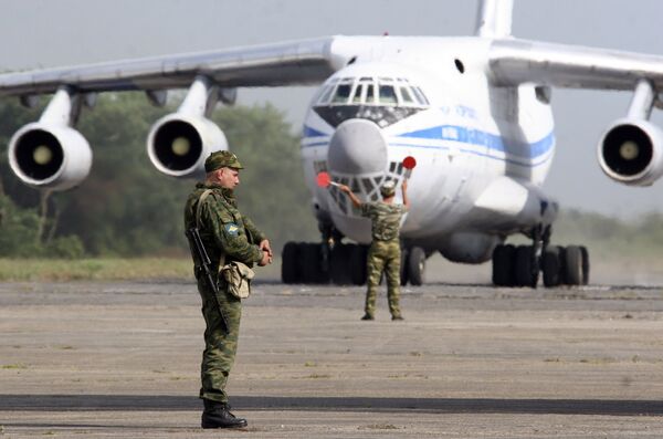 Российский военно-транспортный самолет ИЛ-76 Российский военно-транспортный самолет ИЛ-76