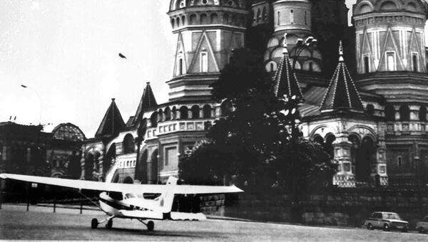 Легкомоторный самолет Cessna 182 немецкого пилота Матиаса Руста на Васильевском спуске в Москве. 28 мая 1987 Легкомоторный самолет Cessna 182 немецкого пилота Матиаса Руста на Васильевском спуске в Москве. 28 мая 1987