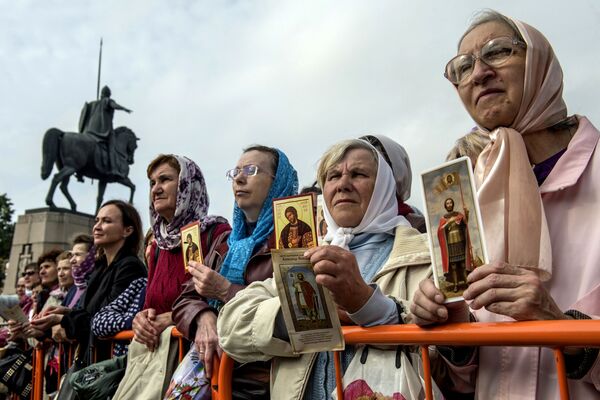 Во время крестного хода в честь дня перенесения мощей святого благоверного князя Александра Невского в Санкт-Петербурге Во время крестного хода в честь дня перенесения мощей святого благоверного князя Александра Невского в Санкт-Петербурге