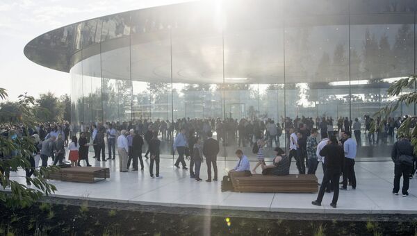 Представители СМИ в штаб-квартире Apple в Купертино Представители СМИ в штаб-квартире Apple в Купертино