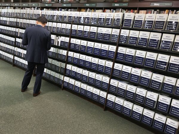 Книги Хиллари Клинтон Что случилось на прилавке книжного магазина в Нью-Йорке Книги Хиллари Клинтон Что случилось на прилавке книжного магазина в Нью-Йорке