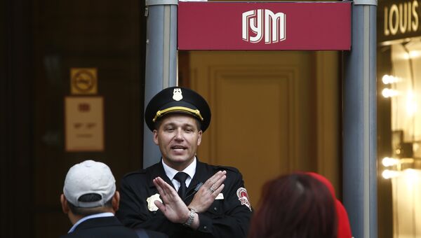 Охранник на входе в ГУМ после сообщения о минировании Охранник на входе в ГУМ после сообщения о минировании