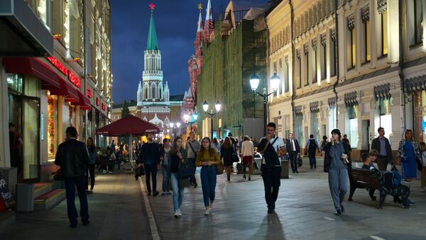 Прохожие на Никольской улице в Москве Прохожие на Никольской улице в Москве