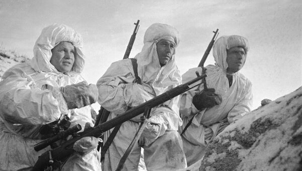 Снайпер Герой Советского Союза Василий Зайцев во время боев за Сталинград Снайпер Герой Советского Союза Василий Зайцев во время боев за Сталинград