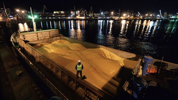Кукуруза российского производства на борту японского судна во Владивостокском морском торговом порту Кукуруза российского производства на борту японского судна во Владивостокском морском торговом порту