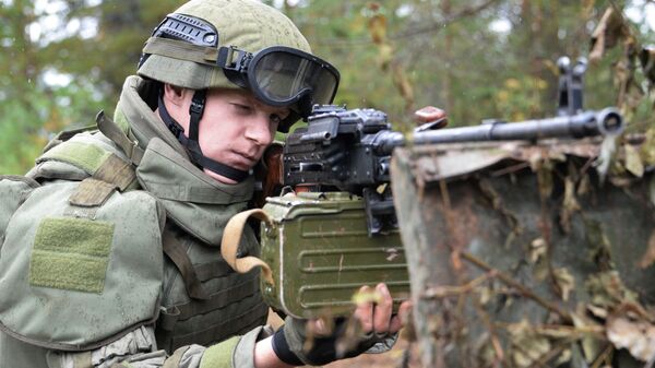 Военнослужащий штурмового инженерно-саперного подразделения вооруженных сил РФ во время учений вооружённых сил России и Белоруссии на Лужском полигоне в Ленинградской области. 14 сентября 2017 Военнослужащий штурмового инженерно-саперного подразделения вооруженных сил РФ во время учений вооружённых сил России и Белоруссии на Лужском полигоне в Ленинградской области. 14 сентября 2017