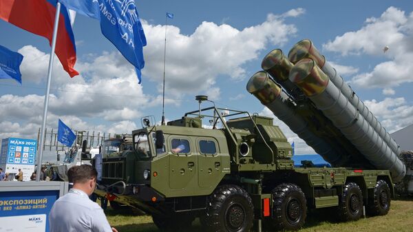 Пусковая установка зенитно-ракетного комплекса С-400 Триумф на Международном авиационно-космическом салоне МАКС-2017 Пусковая установка зенитно-ракетного комплекса С-400 Триумф на Международном авиационно-космическом салоне МАКС-2017