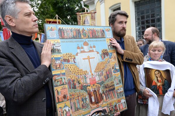 Верующие у храма Ильи Пророка в селе Ильинское в Московской области Верующие у храма Ильи Пророка в селе Ильинское в Московской области
