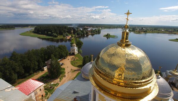 Вид на Нило-Столобенскую пустынь и озеро Селигер с колокольни Богоявленского собора монастыря Вид на Нило-Столобенскую пустынь и озеро Селигер с колокольни Богоявленского собора монастыря
