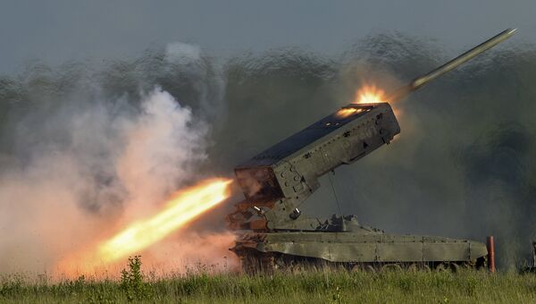 Пуск ракеты тяжелой огнеметной системы залпового огня ТОС-1А Солнцепек Пуск ракеты тяжелой огнеметной системы залпового огня ТОС-1А Солнцепек