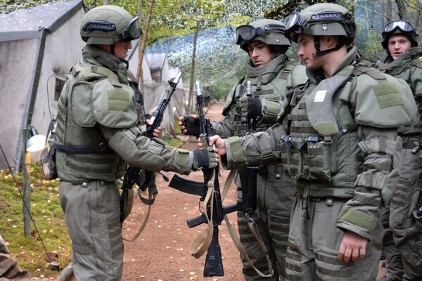 Военнослужащие вооруженных сил РФ во время совместных стратегических учений (ССУ) вооружённых сил России и Белоруссии на Лужском полигоне в Ленинградской области Военнослужащие вооруженных сил РФ во время совместных стратегических учений (ССУ) вооружённых сил России и Белоруссии на Лужском полигоне в Ленинградской области