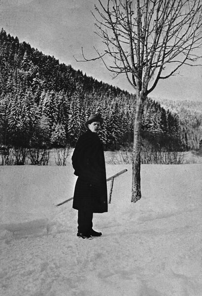 Максим Горький в Шварцвальде на юго-западе Германии. 1921 год. Максим Горький в Шварцвальде на юго-западе Германии. 1921 год.