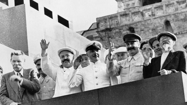 Михаил Калинин, Иосиф Сталин, Климент Ворошилов, Вячеслав Молотов и Максим Горький на трибуне Мавзолея Ленина приветствуют парад физкультурников на Красной площади. 1934 год. Михаил Калинин, Иосиф Сталин, Климент Ворошилов, Вячеслав Молотов и Максим Горький на трибуне Мавзолея Ленина приветствуют парад физкультурников на Красной площади. 1934 год.