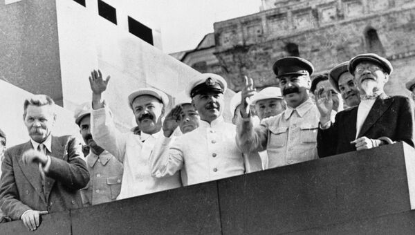 Михаил Калинин, Иосиф Сталин, Климент Ворошилов, Вячеслав Молотов и Максим Горький на трибуне Мавзолея Ленина приветствуют парад физкультурников на Красной площади. 1934 год. Михаил Калинин, Иосиф Сталин, Климент Ворошилов, Вячеслав Молотов и Максим Горький на трибуне Мавзолея Ленина приветствуют парад физкультурников на Красной площади. 1934 год.