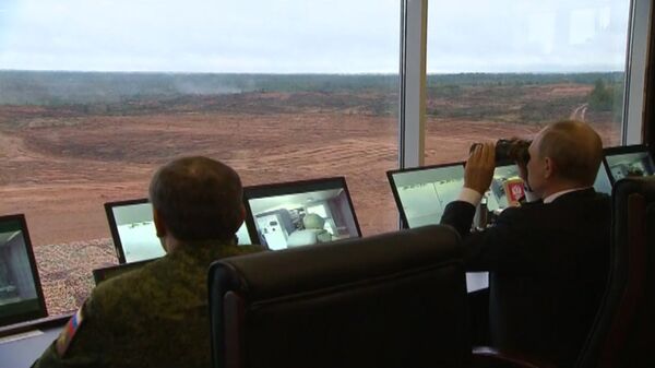Путин наблюдал в бинокль за учениями Запад-2017 под Петербургом Путин наблюдал в бинокль за учениями Запад-2017 под Петербургом